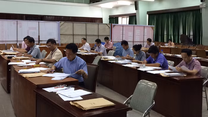 Giám khảo đang chấm thi tại một cụm thi ở Hà Nội (Ảnh nguồn: Thanhnien.vn).