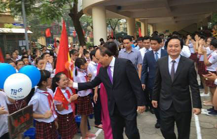 Thủ tướng Nguyễn Xuân Phúc đến dự Lễ khai giảng năm học mới tại Trường Nguyễn Đình Chiểu, Hà Nội. Ảnh: Hà Nội Mới
