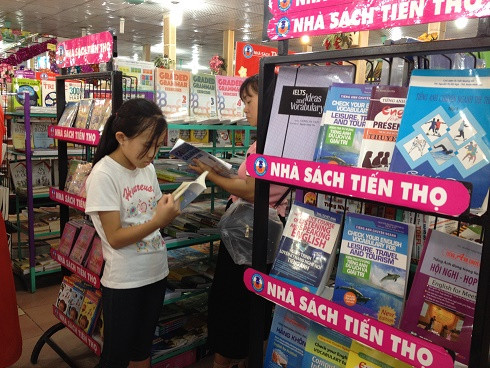 Phụ huynh đưa con đi mua sách tham khảo (Ảnh: Nguyễn Huyền). Phụ huynh đưa con đi mua sách tham khảo (Ảnh: Nguyễn Huyền).