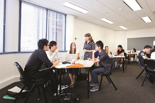 Tự tin sử dụng tiếng Anh giúp du học sinh học tập thành công trong môi trường đại học và sẵn sàng cho công việc tương lai. ảnh Tuấn Kiệt