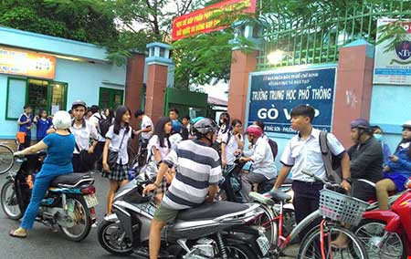 Phụ huynh đang chờ đón con sau một ca học thêm tại Trường Trung học Phổ thông Gò Vấp, thành phố Hồ Chí Minh (Ảnh: plo.vn). Phụ huynh đang chờ đón con sau một ca học thêm tại Trường Trung học Phổ thông Gò Vấp, thành phố Hồ Chí Minh (Ảnh: plo.vn).