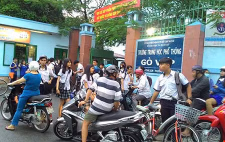 Phụ huynh đang chờ đón con sau một ca học thêm tại Trường Trung học Phổ thông Gò Vấp, thành phố Hồ Chí Minh (Ảnh: plo.vn).