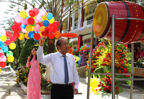 Phó Thủ tướng Trương Hòa Bình đánh trống khai giảng năm học mới tại Trường Trung học Phổ thông Nguyễn Hữu Thọ. Ảnh: VGP