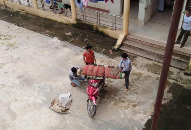 Vụ việc con bó chăn đưa bố về quê mai táng bằng xe máy diễn ra tại Bệnh viện Lao và bệnh phổi Sơn La (Ảnh: baogiaothong.vn) Vụ việc con bó chăn đưa bố về quê mai táng bằng xe máy diễn ra tại Bệnh viện Lao và bệnh phổi Sơn La (Ảnh: baogiaothong.vn)
