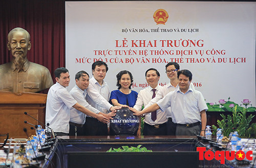 Thứ trưởng Bộ Văn hóa Thể thao và Du lịch Đặng Thị Bích Liên, ông Vi Quang Đạo, Tổng Giám đốc Cổng Thông tin Chính phủ đã đến dự và ấn nút khai trương. Thứ trưởng Bộ Văn hóa Thể thao và Du lịch Đặng Thị Bích Liên, ông Vi Quang Đạo, Tổng Giám đốc Cổng Thông tin Chính phủ đã đến dự và ấn nút khai trương.