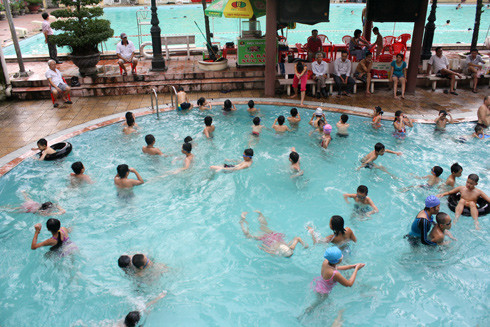 Đưa trẻ đến bể bơi (ảnh minh họa) (Ảnh nguồn: giadinh.net.vn). Đưa trẻ đến bể bơi (ảnh minh họa) (Ảnh nguồn: giadinh.net.vn).