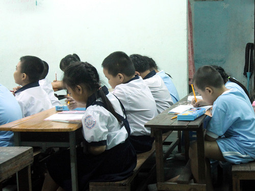 Nhiều em học sinh tiểu học vừa tan trường không kịp ăn uống, nghỉ ngơi, thậm chí thay bộ đồng phục, đã phải đến nhà cô học thêm. Ảnh: kienthuc.net. Nhiều em học sinh tiểu học vừa tan trường không kịp ăn uống, nghỉ ngơi, thậm chí thay bộ đồng phục, đã phải đến nhà cô học thêm. Ảnh: kienthuc.net.