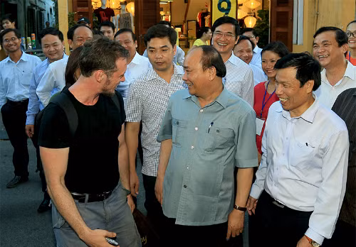 Thủ tướng Nguyễn Xuân Phúc đi bộ, trò chuyện với du khách trong phố cổ Hội An. Ảnh:Quang Hiếu