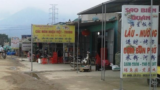 “Phố Tàu” - khu mua bán, ăn uống của người Trung Quốc - đã lan đến những nơi hẻo lánh có công nhân Trung Quốc trú ngụ ở thôn Nhân Thắng, Kỳ Phương (Kỳ Anh, Hà Tĩnh) - Ảnh: V.Định/Tuổi trẻ