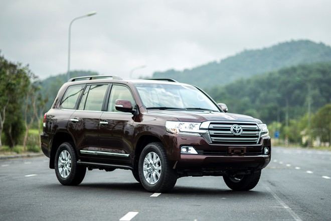 Hình ảnh một chiếc ô tô hiệu Land Cruiser 2015 có giá gần 3 tỷ đồng (Ảnh nguồn: news.zing.vn) Hình ảnh một chiếc ô tô hiệu Land Cruiser 2015 có giá gần 3 tỷ đồng (Ảnh nguồn: news.zing.vn)