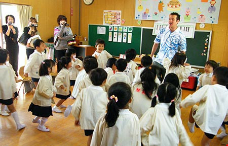 Giáo dục Nhật Bản tạo ra những con người biết cống hiến cho đất nước trên nền tảng “kỷ luật thép” và sự chia sẻ gánh nặng với mọi người xung quanh (Ảnh: plo.vn). Giáo dục Nhật Bản tạo ra những con người biết cống hiến cho đất nước trên nền tảng “kỷ luật thép” và sự chia sẻ gánh nặng với mọi người xung quanh (Ảnh: plo.vn).