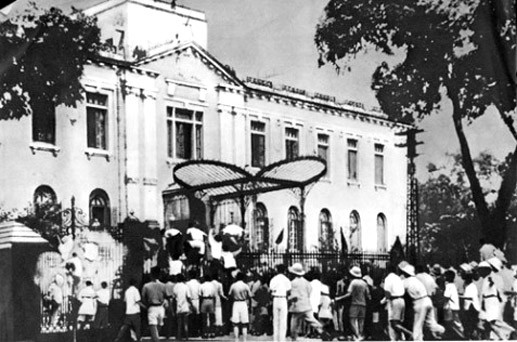19/8/1945 hàng vạn nhân dân Hà Nội đã xuống đường biểu tình, khởi nghĩa vũ trang giành chính quyền (Ảnh: daidoanket.vn). 19/8/1945 hàng vạn nhân dân Hà Nội đã xuống đường biểu tình, khởi nghĩa vũ trang giành chính quyền (Ảnh: daidoanket.vn).