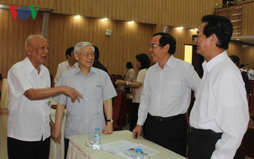 Tổng Bí thư Nguyễn Phú Trọng trò chuyện với các vị nguyên lãnh đạo cấp cao nghỉ hưu khu vực phía Nam