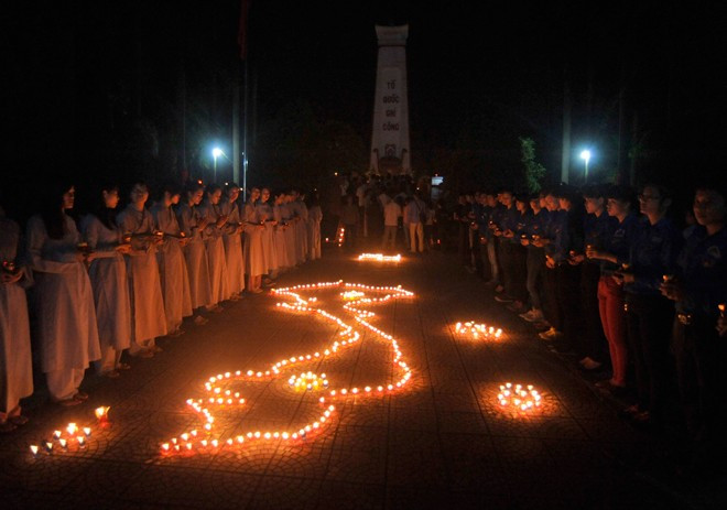 Xếp nến hình bản đồ Tổ quốc ở nghĩa trang liệt sĩ (Ảnh nguồn: news.zing.vn).