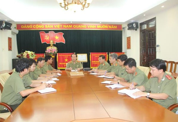 Đại tướng Trần Đại Quang trong một cuộc họp chỉ đạo ban chuyên án truy bắt đối tượng Giang Kim Đạt. Đại tướng Trần Đại Quang trong một cuộc họp chỉ đạo ban chuyên án truy bắt đối tượng Giang Kim Đạt.