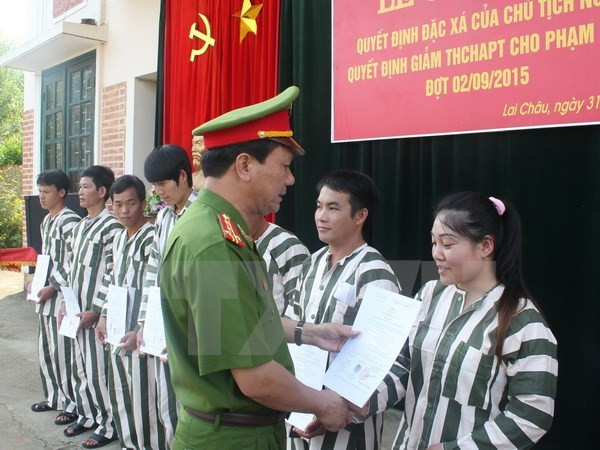 Lãnh đạo Công an tỉnh Lai Châu trao quyết định đặc xá cho các phạm nhân năm 2015. Ảnh: Nguyễn Duy/TTXVN Lãnh đạo Công an tỉnh Lai Châu trao quyết định đặc xá cho các phạm nhân năm 2015. Ảnh: Nguyễn Duy/TTXVN