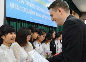 Nữ sinh nhận học bổng học các ngành kỹ thuật tại Trường Đại học Xây dựng. Nữ sinh nhận học bổng học các ngành kỹ thuật tại Trường Đại học Xây dựng.