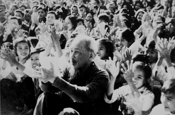 Học tập và làm theo tấm gương đạo đức Hồ Chí Minh: Gần dân, tin dân, biết dựa vào sức dân để xây dựng đất nước (Ảnh: dangcongsan.vn). Học tập và làm theo tấm gương đạo đức Hồ Chí Minh: Gần dân, tin dân, biết dựa vào sức dân để xây dựng đất nước (Ảnh: dangcongsan.vn).