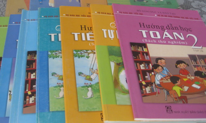 Một số quyển sách giáo khoa lớp 2 theo mô hình VNEN (Ảnh nguồn: tuoitre.vn). Một số quyển sách giáo khoa lớp 2 theo mô hình VNEN (Ảnh nguồn: tuoitre.vn).