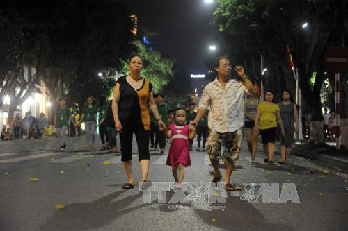 Đông đảo nhân dân hưởng ứng không gian đi bộ quanh khu vực hồ Gươm.