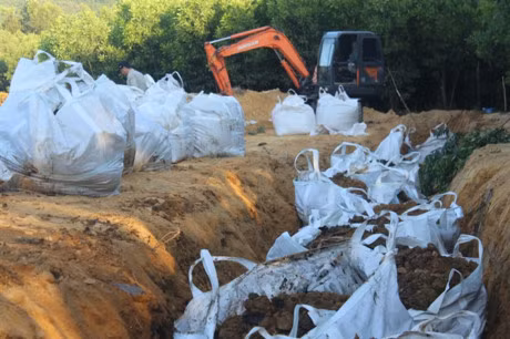 Chất thải rắn của Forrmosa sau này bị phát hiện đem chôn lấp bên ngoài huyện Kỳ Anh, Hà Tĩnh. Ảnh Thủy Nguyễn Chất thải rắn của Forrmosa sau này bị phát hiện đem chôn lấp bên ngoài huyện Kỳ Anh, Hà Tĩnh. Ảnh Thủy Nguyễn