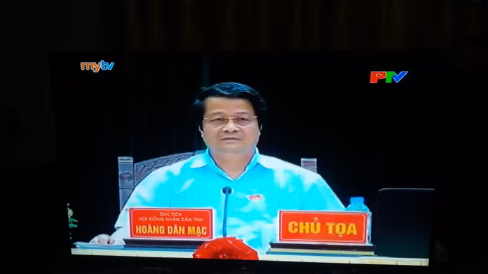 Ông Hoàng Dân Mạc, Bí thư tỉnh ủy, Chủ tịch Hội đồng Nhân dân tỉnh nêu vấn đề về dạy thêm tại cuộc họp (ảnh: tác giả). Ông Hoàng Dân Mạc, Bí thư tỉnh ủy, Chủ tịch Hội đồng Nhân dân tỉnh nêu vấn đề về dạy thêm tại cuộc họp (ảnh: tác giả).