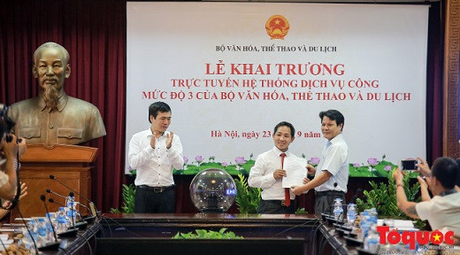 Trao giấy phép được cấp trực tuyến cho đại diện doanh nghiệp. Trao giấy phép được cấp trực tuyến cho đại diện doanh nghiệp.