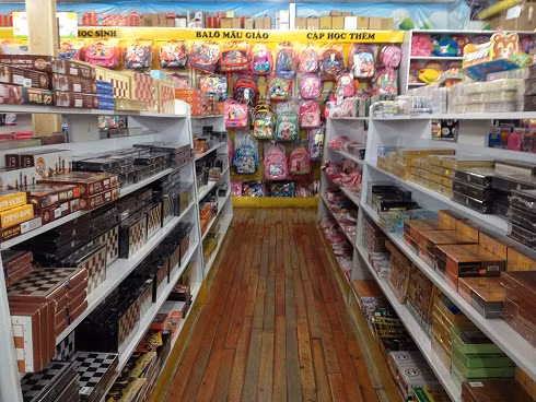 Các mặt hàng bày bán rất đa dạng (Ảnh: Nguyễn Huyền).