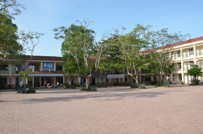 Tại trường Tiểu học thị trấn Hương Khê, các giáo viên chưa biết giải quyết vấn đề sách như thế nào! (Ảnh: tác giả cung cấp). Tại trường Tiểu học thị trấn Hương Khê, các giáo viên chưa biết giải quyết vấn đề sách như thế nào! (Ảnh: tác giả cung cấp).