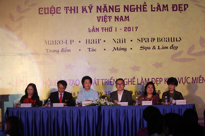 Bà Đỗ Thị Xuân Phương (Phó chủ tịch hội), ông Phạm Xuân Khánh (Phó Chủ tịch hội); Phó Giáo sư, Tiến sĩ Nguyễn Thị Thuận (Chủ tịch hội); ông CP Saw (Chủ tịch tập đoàn Cosmos Beauty); bà Đào Thị Liên Phương và bà Bùi Thúy Hằng (Chủ tịch hội). Bà Đỗ Thị Xuân Phương (Phó chủ tịch hội), ông Phạm Xuân Khánh (Phó Chủ tịch hội); Phó Giáo sư, Tiến sĩ Nguyễn Thị Thuận (Chủ tịch hội); ông CP Saw (Chủ tịch tập đoàn Cosmos Beauty); bà Đào Thị Liên Phương và bà Bùi Thúy Hằng (Chủ tịch hội).