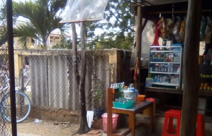 Trong khi Hiệu trưởng có cả cái cổng sau để buôn bán thì hàng rào của trường phía cạnh nhà dân thì lại… như thế này!