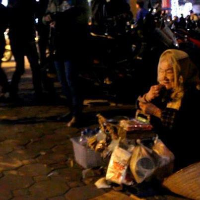 "Nếu có một lần đi qua Hồ Gươm, hãy ghé thăm, mua chút gì ủng hộ cho cụ các bạn nhé!" "Nếu có một lần đi qua Hồ Gươm, hãy ghé thăm, mua chút gì ủng hộ cho cụ các bạn nhé!"