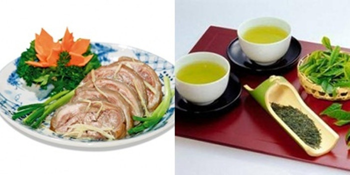 8. Thịt dê, thịt chó và nước chè: Thịt chó và thịt dê rất giàu protein. Nếu vừa ăn thịt chó hoặc thịt dê mà lại uống nước chè ngay thì chất acid tanic có trong nước chè sẽ kết hợp thành protein trong thịt chó hoặc thịt dê tạo thành chất tannalbin làm se niêm mạc ruột, giảm nhu động ruột dễ dẫn đến táo bón, nguy cơ gây ra ung thư. 8. Thịt dê, thịt chó và nước chè: Thịt chó và thịt dê rất giàu protein. Nếu vừa ăn thịt chó hoặc thịt dê mà lại uống nước chè ngay thì chất acid tanic có trong nước chè sẽ kết hợp thành protein trong thịt chó hoặc thịt dê tạo thành chất tannalbin làm se niêm mạc ruột, giảm nhu động ruột dễ dẫn đến táo bón, nguy cơ gây ra ung thư.