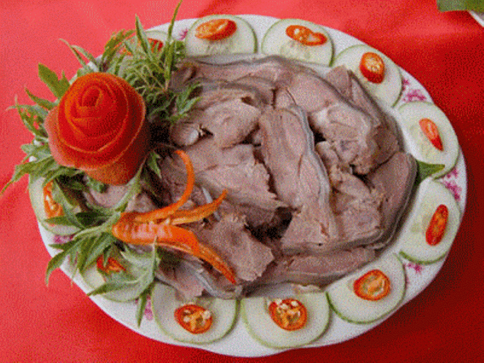 11. Thịt dê kỵ giấm: Giấm chứa nhiều acid acetic, thịt dê chứa nhiều hoạt chất sinh học và đạm, hai thứ ăn chung acid acetic sẽ phá hủy thành phần dinh dưỡng của thịt dê. 11. Thịt dê kỵ giấm: Giấm chứa nhiều acid acetic, thịt dê chứa nhiều hoạt chất sinh học và đạm, hai thứ ăn chung acid acetic sẽ phá hủy thành phần dinh dưỡng của thịt dê.