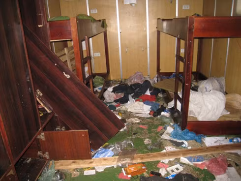 Bên trong phòng ngủ của thủy thủ đoàn, nhiều chiếc tủ và bàn ghế bị lục tung, phá hỏng.