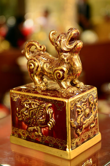 Để hoàn thành bộ vẽ vàng ròng mô phỏng ngọc ấn Tỳ Hưu này, các nghệ nhân phải mất khoảng nửa tháng để hoàn tất các công đoạn. Để hoàn thành bộ vẽ vàng ròng mô phỏng ngọc ấn Tỳ Hưu này, các nghệ nhân phải mất khoảng nửa tháng để hoàn tất các công đoạn.