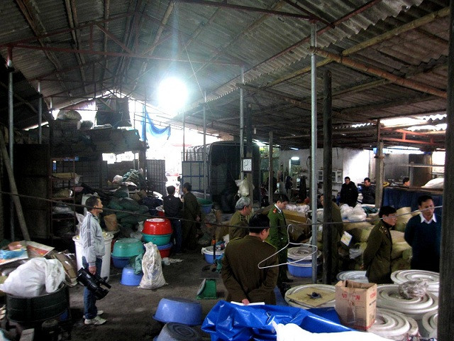 Khu vực sơ chế ô mai tạm bợ, không đảm bảo vệ sinh. Khu vực sơ chế ô mai tạm bợ, không đảm bảo vệ sinh.