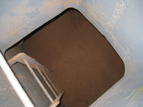 Chiều 28/1, ông Phạm Viết Thuật, Phó giám đốc công ty TNHH Hải Đông cho biết, sau khi nhận được thông tin tàu Hai Dong 27 đã được ngư dân kéo về Thanh Hóa, công ty đã cử người về kiểm tra đồng thời đề nghị thương lượng về kinh phí lai dắt với ngư dân. Tuy nhiên, hiện công ty đang rất khó khăn, sắp phá sản nên cũng chưa thể giải quyết sớm, vì phải chờ kinh phí.