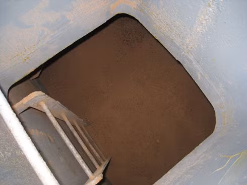 Chiều 28/1, ông Phạm Viết Thuật, Phó giám đốc công ty TNHH Hải Đông cho biết, sau khi nhận được thông tin tàu Hai Dong 27 đã được ngư dân kéo về Thanh Hóa, công ty đã cử người về kiểm tra đồng thời đề nghị thương lượng về kinh phí lai dắt với ngư dân. Tuy nhiên, hiện công ty đang rất khó khăn, sắp phá sản nên cũng chưa thể giải quyết sớm, vì phải chờ kinh phí.