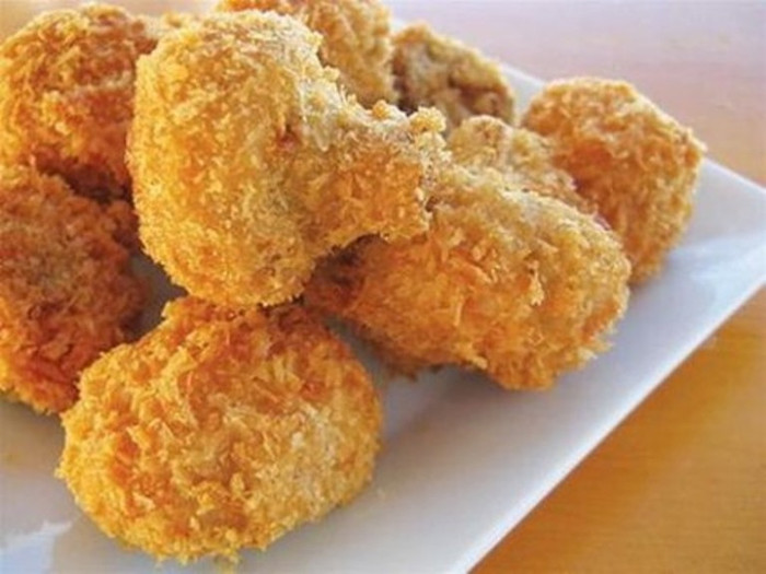 Những thực phẩm không nên dùng: 7. Đồ chiên rán: Các thực phẩm có nhiều dầu mỡ sẽ tạo gánh nặng cho dạ dày vì béo, ngậy và có hàm lượng calo rất cao. Nhất là với dân công sở thường ngồi làm việc một chỗ, lượng calo được đốt cháy sẽ rất thấp nên có nhiều nguy cơ béo phì hơn. Theo Quỹ nghiên cứu ung thư thế giới, nếu bắt đầu một ngày mới với các món ăn sáng là đồ chiên rán sẽ tăng nguy cơ loại ung thư này lên 63%. Những thực phẩm không nên dùng: 7. Đồ chiên rán: Các thực phẩm có nhiều dầu mỡ sẽ tạo gánh nặng cho dạ dày vì béo, ngậy và có hàm lượng calo rất cao. Nhất là với dân công sở thường ngồi làm việc một chỗ, lượng calo được đốt cháy sẽ rất thấp nên có nhiều nguy cơ béo phì hơn. Theo Quỹ nghiên cứu ung thư thế giới, nếu bắt đầu một ngày mới với các món ăn sáng là đồ chiên rán sẽ tăng nguy cơ loại ung thư này lên 63%.