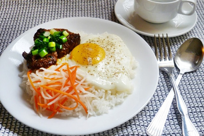 3. Trứng: Đây là lựa chọn sáng suốt cho bữa sáng vì chúng không có chất béo, không làm tăng cân và có lợi cho hệ tim mạch. Trứng rất giàu protein và thường có 6 gam protein trong mỗi quả trứng. Nếu bạn đang có mức cholesterol trong máu quá cao hay chất béo đang là một sự quan tâm đối với cơ thể hơi có phần "béo ú" của bạn thì nên hạn chế tiêu thụ trứng hoặc chỉ dùng 2 lòng trắng trứng trong mỗi bữa sáng thay vì ăn toàn bộ một quả trứng. 3. Trứng: Đây là lựa chọn sáng suốt cho bữa sáng vì chúng không có chất béo, không làm tăng cân và có lợi cho hệ tim mạch. Trứng rất giàu protein và thường có 6 gam protein trong mỗi quả trứng. Nếu bạn đang có mức cholesterol trong máu quá cao hay chất béo đang là một sự quan tâm đối với cơ thể hơi có phần "béo ú" của bạn thì nên hạn chế tiêu thụ trứng hoặc chỉ dùng 2 lòng trắng trứng trong mỗi bữa sáng thay vì ăn toàn bộ một quả trứng.