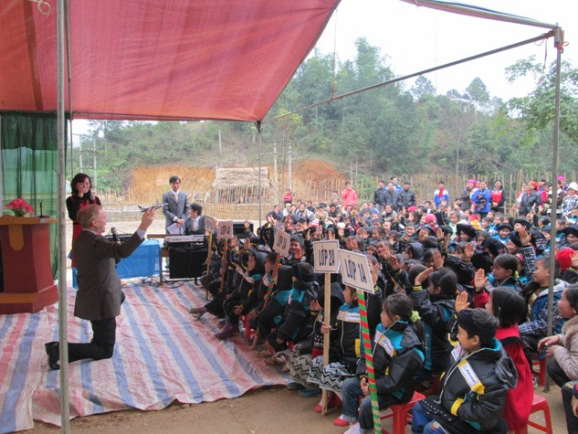 Ông Michael Carson trò chuyện với các em học sinh về máy bay.