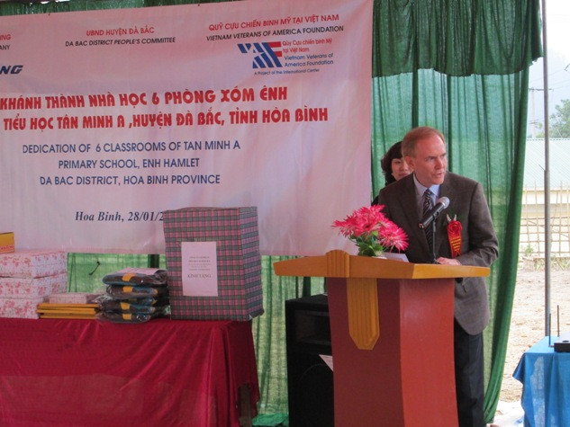 Đại diện Công ty Boeing, ông Michael Carson phát biểu tại buổi lễ khánh thành trường Tiểu học Tân Minh A.