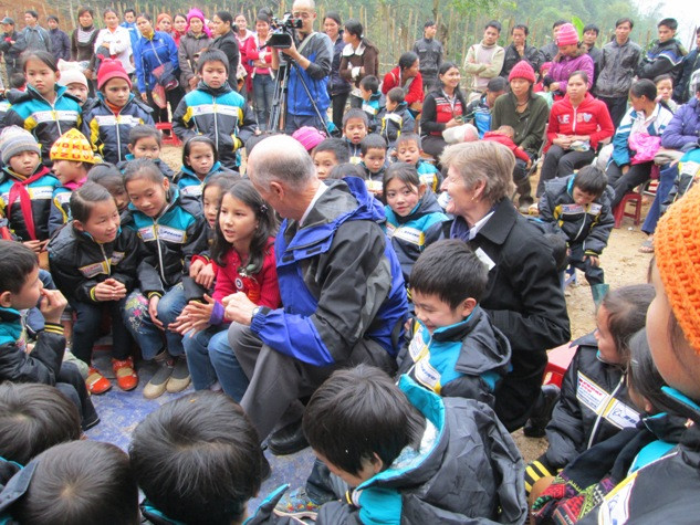 Cuộc trò chuyện quấn hút các em học sinh.