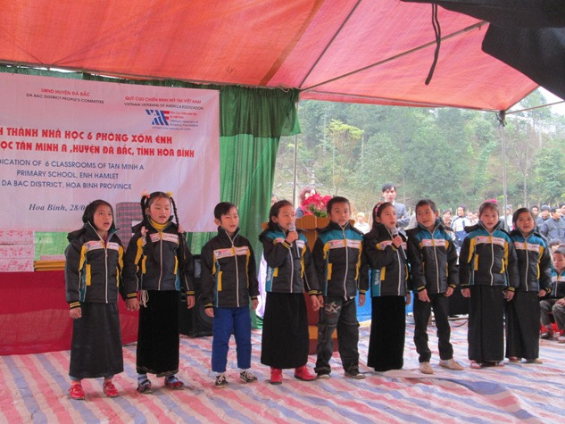 Mở màn cho buổi lễ khánh thành là tiết mục văn nghệ do các học sinh trường thể hiện.