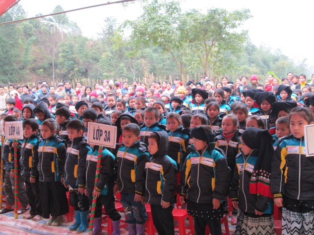 Toàn thể học sinh trường làm lễ chào cờ.