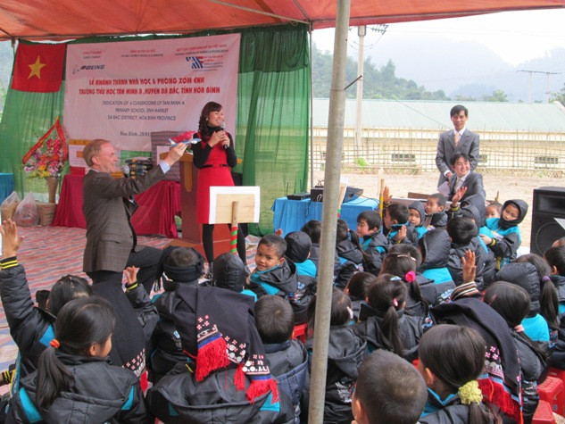 Không khí sôi nổi của các em học sinh trong buổi trò chuyện.