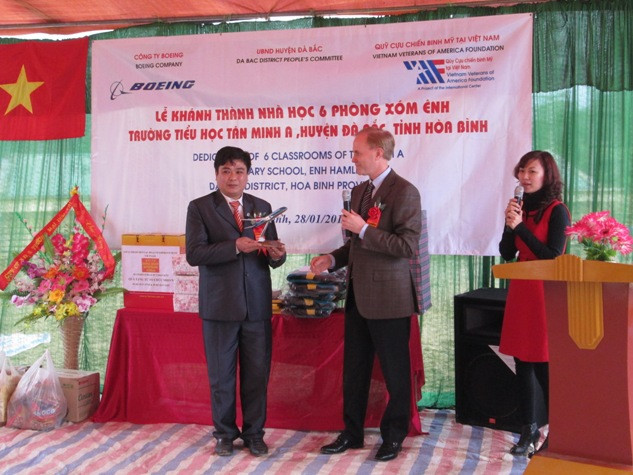 Ông Michael Carson trao tặng mô hình máy bay Boeing cho thầy hiệu trưởng.