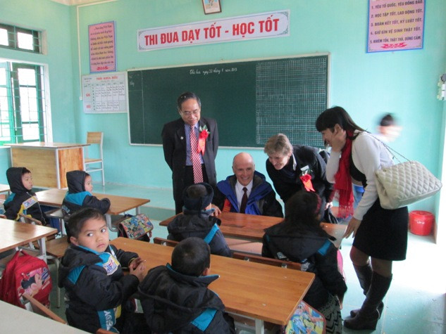 Các nhà tài trợ trò chuyện với các em học sinh.