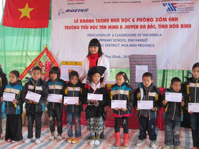 Công ty Cổ phần Xây dựng điện Thành Nam trao 10 suất học bổng cho học sinh nghèo học giỏi.